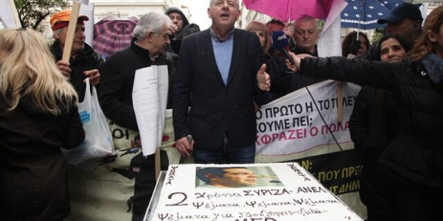 Με τούρτα για τα δύο χρόνια ΣΥΡΙΖΑ εργαζόμενοι της ΠΟΕΔΗΝ στο Μαξίμου