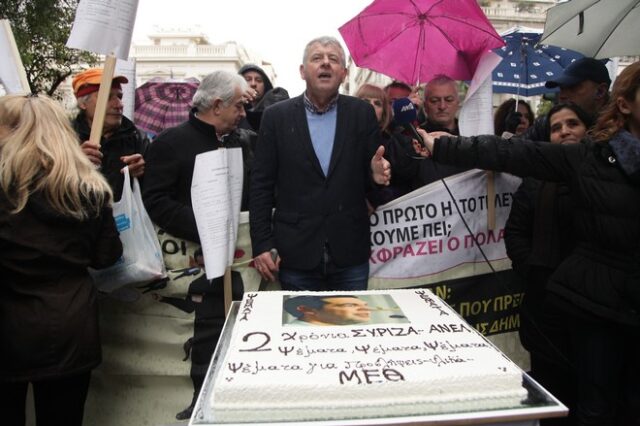 Με τούρτα για τα δύο χρόνια ΣΥΡΙΖΑ εργαζόμενοι της ΠΟΕΔΗΝ στο Μαξίμου