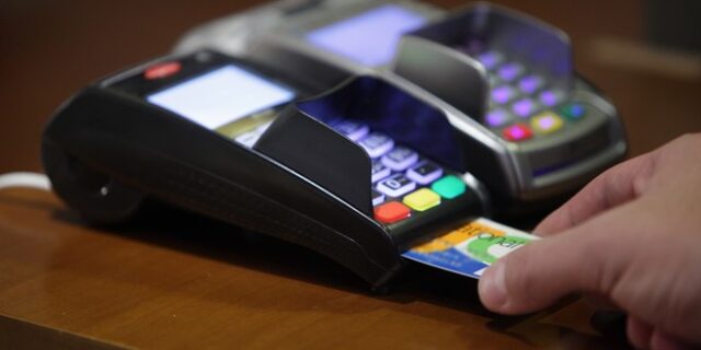 Ποιες αποδείξεις με πλαστικό χρήμα θα χτίζουν το αφορολόγητο