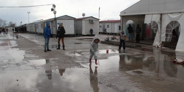 Οι εγκλωβισμένοι των νησιών: Συνωστισμένοι πρόσφυγες σε συνθήκες ψύχους