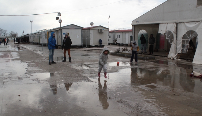 Οι εγκλωβισμένοι των νησιών: Συνωστισμένοι πρόσφυγες σε συνθήκες ψύχους