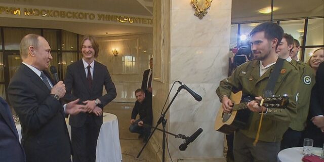 Βίντεο: Ο Πούτιν τραγουδάει σε Ρώσους φοιτητές