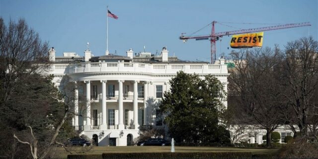 Σήκωσαν πανό ‘αντισταθείτε’ πίσω από τον Λευκό Οίκο
