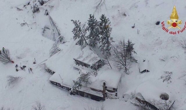 Πεσκάρα: Μειώνονται οι ελπίδες για επιζώντες στο ξενοδοχείο που ‘χάθηκε’ από χιονοστιβάδα
