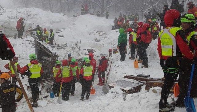 Έτρωγαν χιόνι και τραγουδούσαν, θαμμένοι ζωντανοί