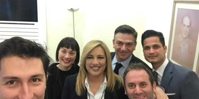 Το νέο επικοινωνιακό επιτελείο του ΠΑΣΟΚ βγάζει σέλφι