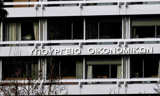 Τα τσιγάρα μείωσαν τα έσοδα των τελωνείων