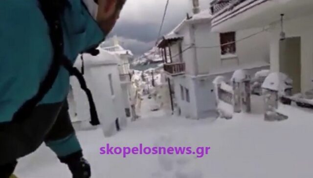Απίστευτα πλάνα: Κάνει snowboard στα σοκάκια της Σκοπέλου