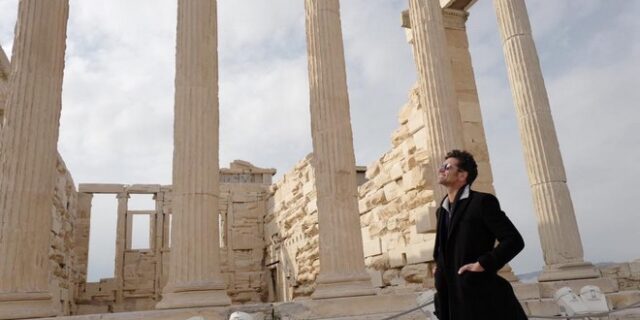 O John Stamos γιόρτασε το όνομά του στην Αθήνα