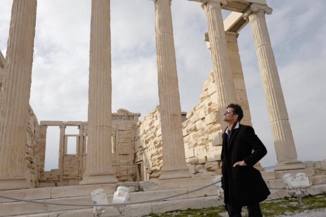 O John Stamos γιόρτασε το όνομά του στην Αθήνα
