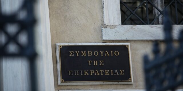 Απόλυση δύο εφοριακών για φακελάκι