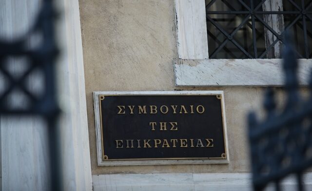 Απόλυση δύο εφοριακών για φακελάκι