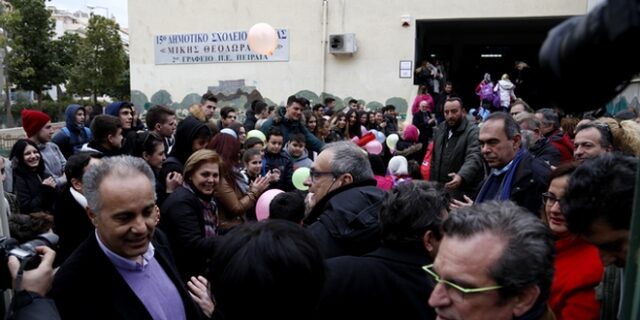 Μπαλόνια και αγάπη για 25 προσφυγόπουλα στο 15ο Δημοτικό Νίκαιας