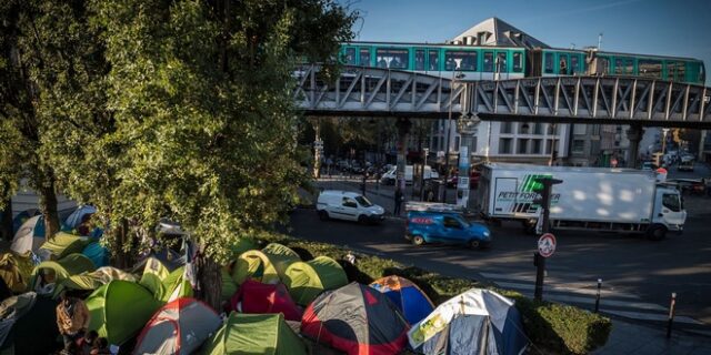 Παρίσι: Παρά το ψύχος η αστυνομία κατάσχει τις κουβέρτες προσφύγων