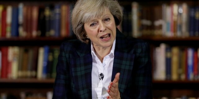 Η Μέι διαβεβαιώνει ότι δεν συμφωνεί με το διάταγμα του Τραμπ