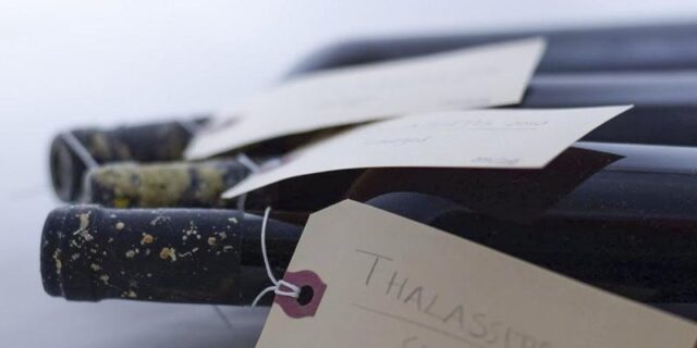 Το κρασί που αναδύεται από το βυθό της Σαντορίνης