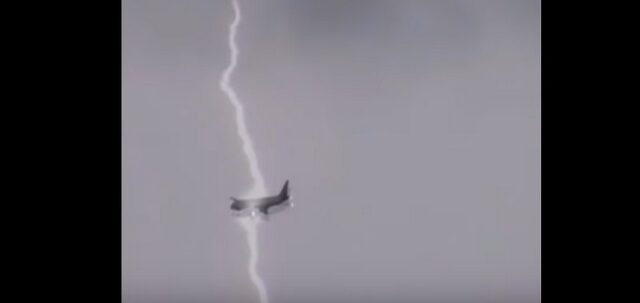 Εντυπωσιακό βίντεο: Κεραυνός χτυπά Boeing 747 στον αέρα