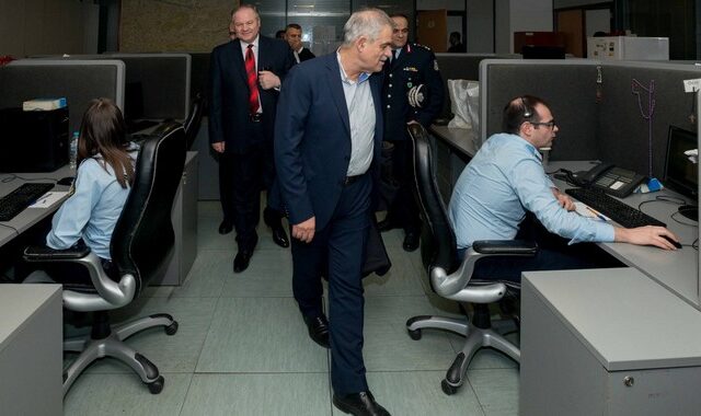 Ευχές Τόσκα και Αρχηγού ΕΛ.ΑΣ. από το κέντρο επιχειρήσεων της Άμεσης Δράσης