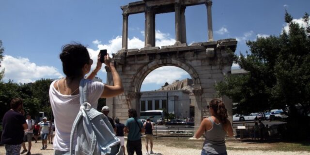 Βουτιά κατά 7,9% στα έσοδα από τον τουρισμό