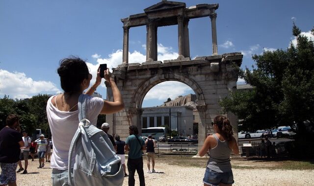Βουτιά κατά 7,9% στα έσοδα από τον τουρισμό