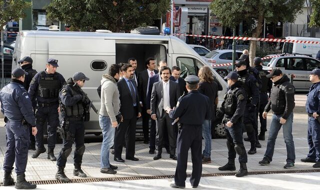 Κρατούμενοι παραμένουν οι 8 Τούρκοι αξιωματικοί για λόγους εθνικής ασφάλειας