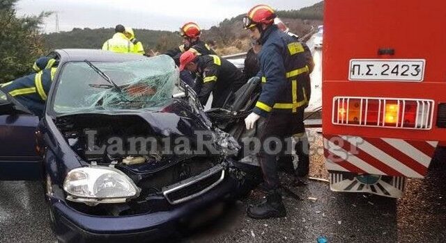 Βίντεο: Η στιγμή του απεγκλωβισμού οδηγού από τα συντρίμμια του Ι.Χ. αυτοκινήτου του