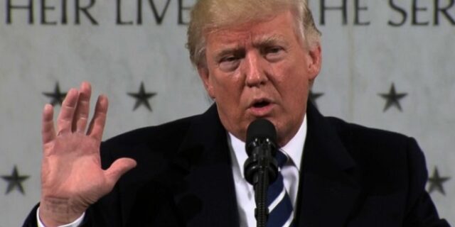 Ο Τραμπ περιφέρει το βαλιτσάκι για τα πυρηνικά λες και είναι χαρτοφύλακας