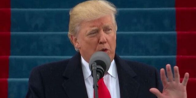 Η στιγμή της ορκωμοσίας του Ντόναλντ Τραμπ