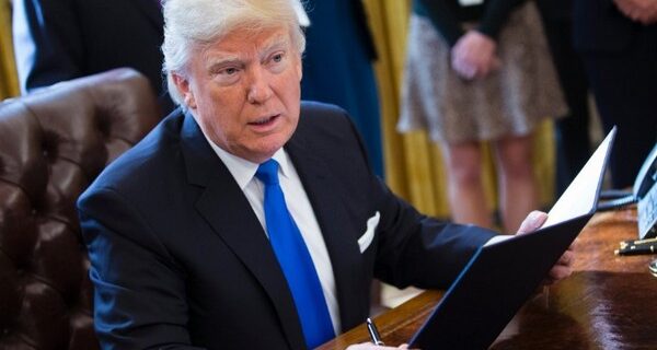 Ο Τραμπ θέλει να επιβάλλει φόρο 20% στις εισαγωγές από το Μεξικό