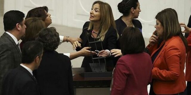 Τουρκία: Βουλευτής δέθηκε με χειροπέδες στο βήμα της Εθνοσυνέλευσης