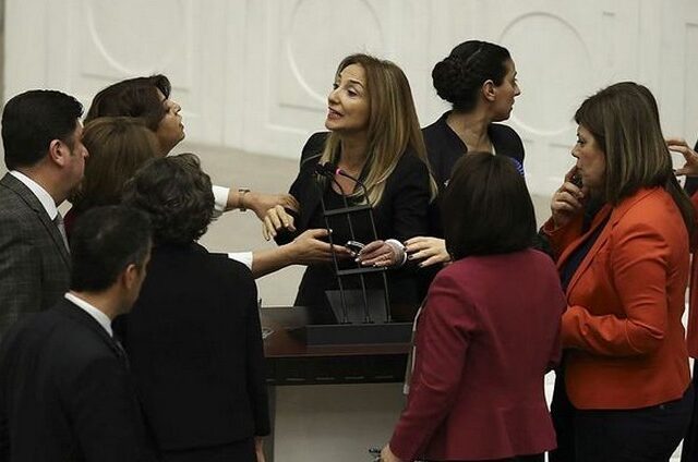 Τουρκία: Βουλευτής δέθηκε με χειροπέδες στο βήμα της Εθνοσυνέλευσης