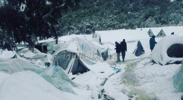 Πολικό ψύχος στον καταυλισμό της Μόριας: Θαμμένες στο χιόνι οι σκηνές
