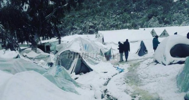 Πολικό ψύχος στον καταυλισμό της Μόριας: Θαμμένες στο χιόνι οι σκηνές