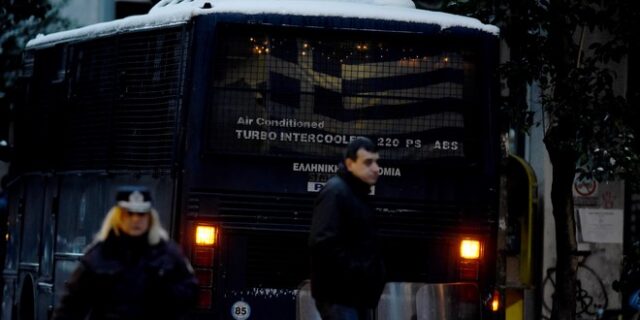 Ένοπλη τρομοκρατική επίθεση στην διμοιρία των ΜΑΤ έξω από τα γραφεία του ΠΑΣΟΚ. Τραυματίας ένας αστυνομικός
