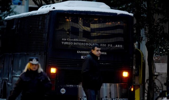 Ένοπλη τρομοκρατική επίθεση στην διμοιρία των ΜΑΤ έξω από τα γραφεία του ΠΑΣΟΚ. Τραυματίας ένας αστυνομικός