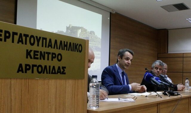 Μητσοτάκης: Με τους ΣΥΡΙΖΑΝΕΛ ή με την κοινωνία