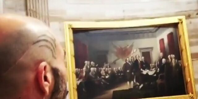 Βίντεο: Ο Βαλάντης από το Καπιτώλιο λέει ‘Τραμπ για πάντα’