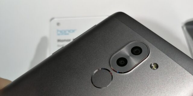 Honor smartphone με κάμερα δύο φακών στο μεσαίο ράφι από τη Huawei