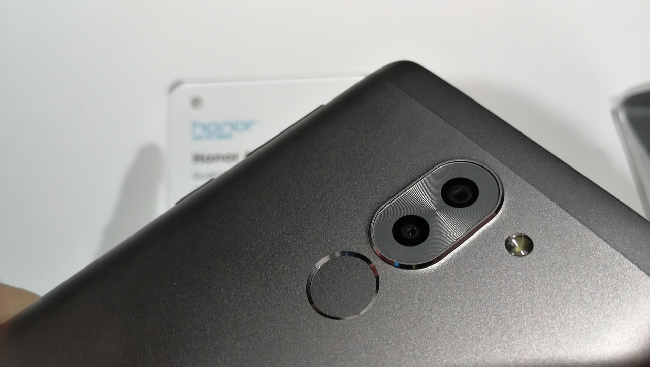Honor smartphone με κάμερα δύο φακών στο μεσαίο ράφι από τη Huawei