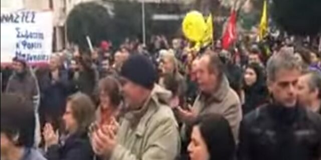 Βόλος: Υποδέχτηκαν τα προσφυγόπουλα με δώρα και χειροκροτήματα