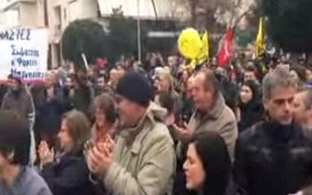 Βόλος: Υποδέχτηκαν τα προσφυγόπουλα με δώρα και χειροκροτήματα