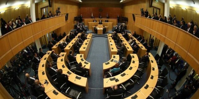 Πυρ ομαδόν από τα κυπριακά κόμματα για το εδαφικό και τη διάσκεψη της Γενεύης