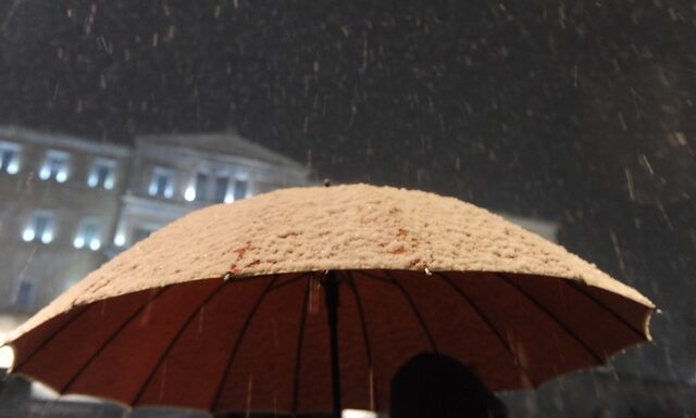 Σφοδρή χιονόπτωση στην Αττική. Στα “λευκά” το κέντρο της Αθήνας