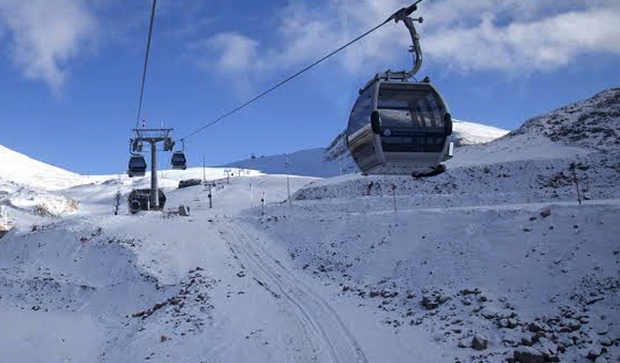 Πότε πρέπει να ανοίξουν τα χιονοδρομικά; Τρεις δήμαρχοι γύρω από τον Παρνασσό απαντούν