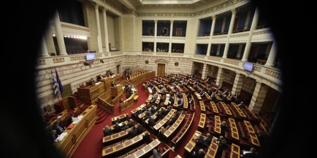 ‘Ναι’ στην κατάργηση των ανώνυμων δωρεών σε κόμματα