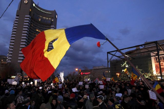 Ρουμανία: Παρέμβαση του προέδρου Γιοχάνις μετά την κοινωνική κατακραυγή