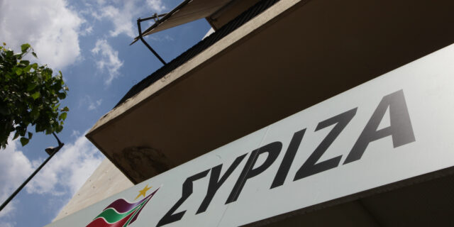 Επίθεση με βόμβες μολότοφ από ‘μασκαράδες’ στα γραφεία του ΣΥΡΙΖΑ