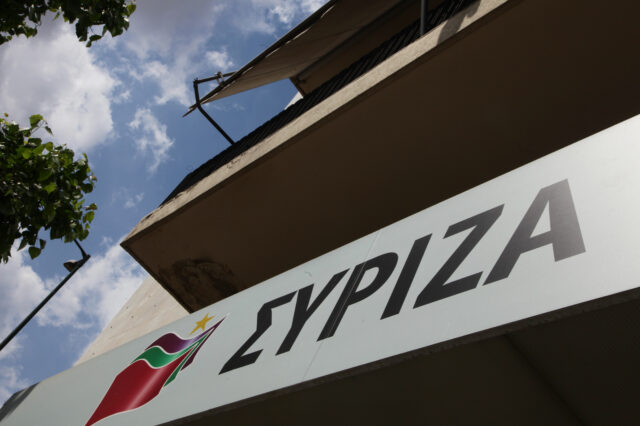 Επίθεση με βόμβες μολότοφ από ‘μασκαράδες’ στα γραφεία του ΣΥΡΙΖΑ