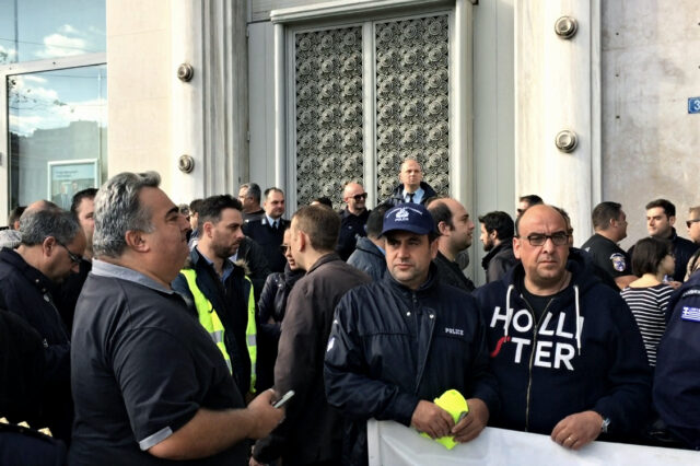 Κατάληψη στο Γενικό Λογιστήριο του Κράτους από ένστολους