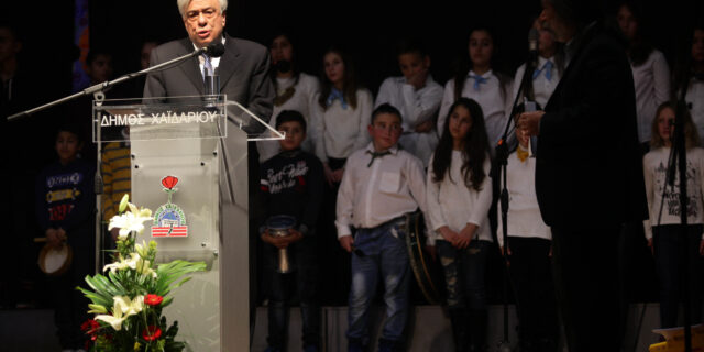 Παυλόπουλος σε προσφυγόπουλα: Θα μείνετε εδώ μέχρι να τελειώσει ο εφιάλτης του πολέμου